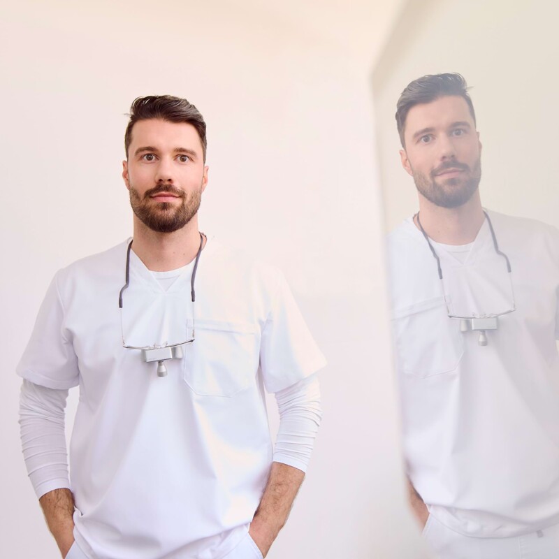 Henrik Hahn steht selbstbewusst vor einem Display 