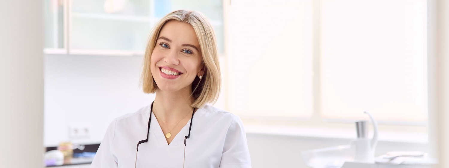 Julia Schneider im Behandlungszimmer am lächeln