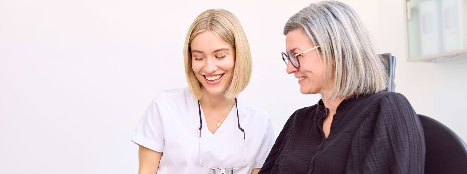 Julia Schneider mit einer Patientin im Gespräch