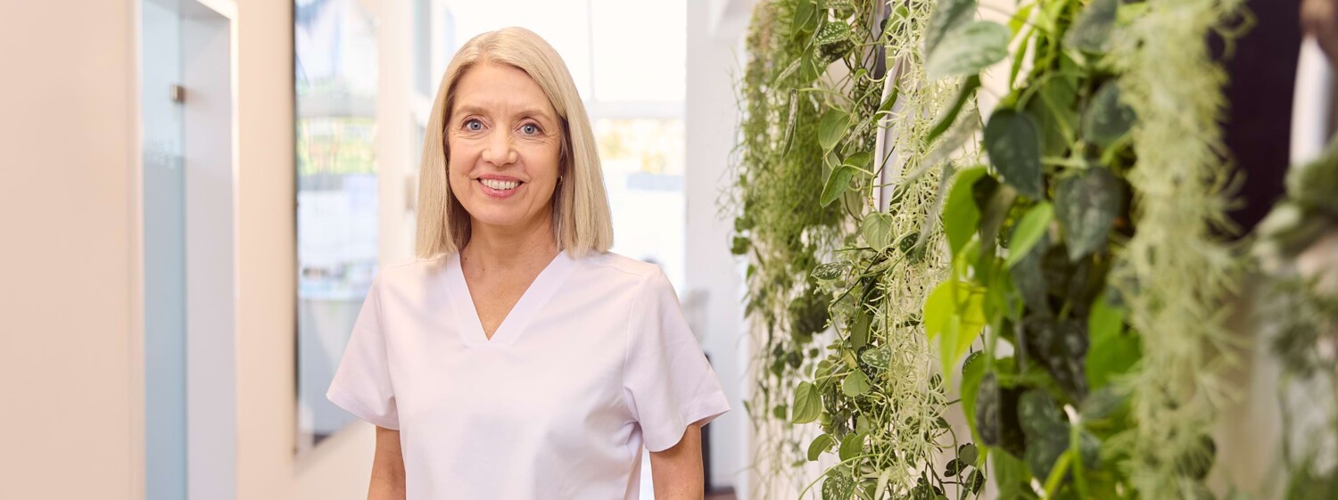 Dr. Silvia Hahn steht im Flur und lächelt