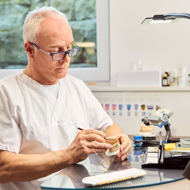 Christian Hahn am arbeiten im Zahnlabor
