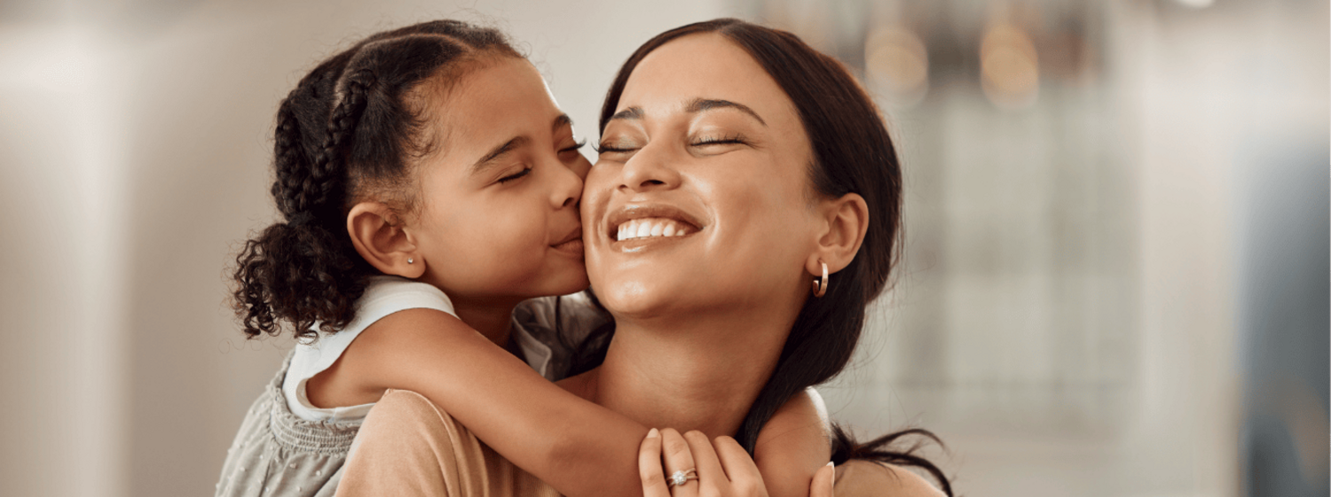 Mutter und Kind am kuscheln