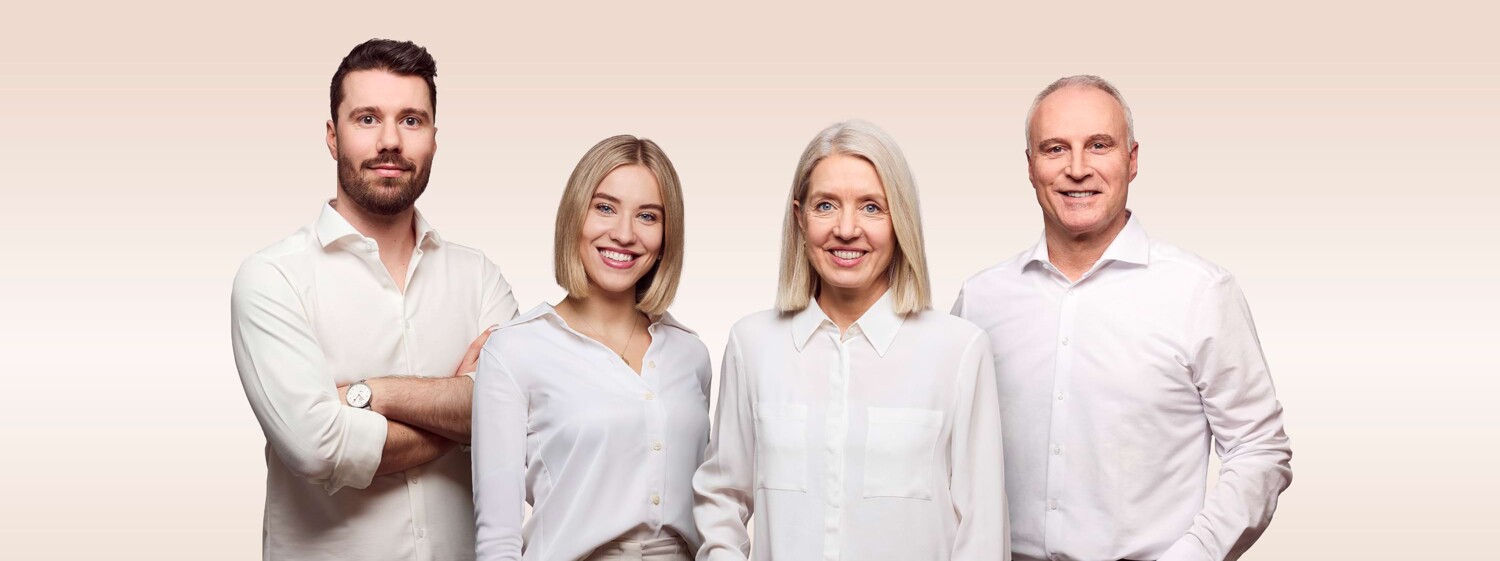 Henrik Hahn, Julia Schneider, Silvia Hahn und Christian Hahn stehend am lächeln