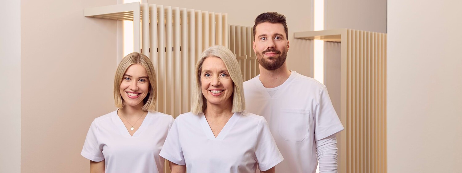 Julia Schneider, Silvia Hahn und Henrik Hahn stehen im Flur