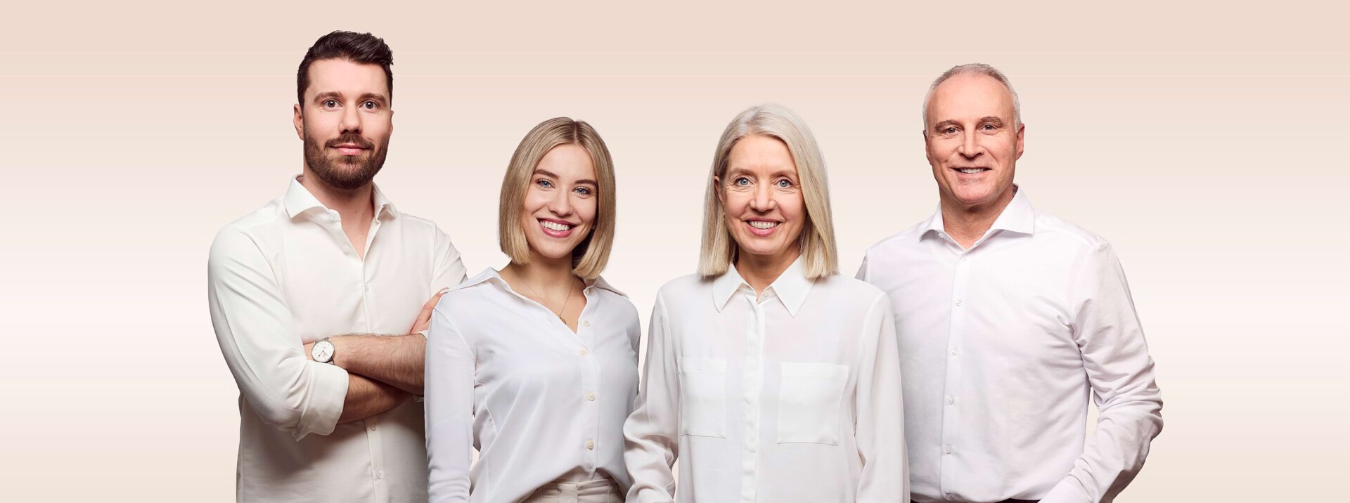 Familie Hahn lächelt in die Kamera