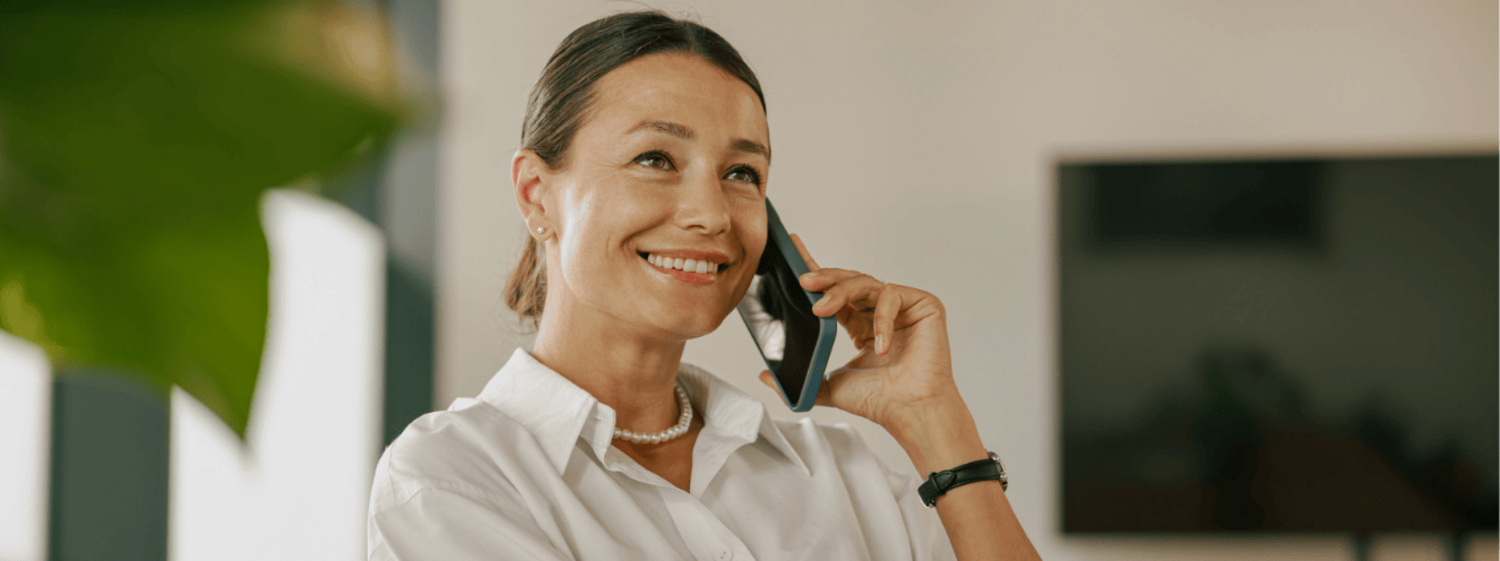 Patientin lächelt beim telefonieren